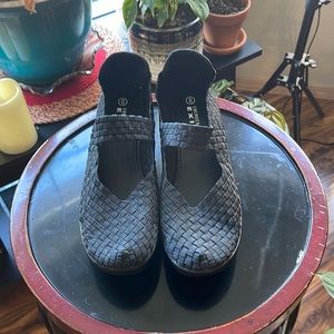 EUC Emergency Exit shoes size 9